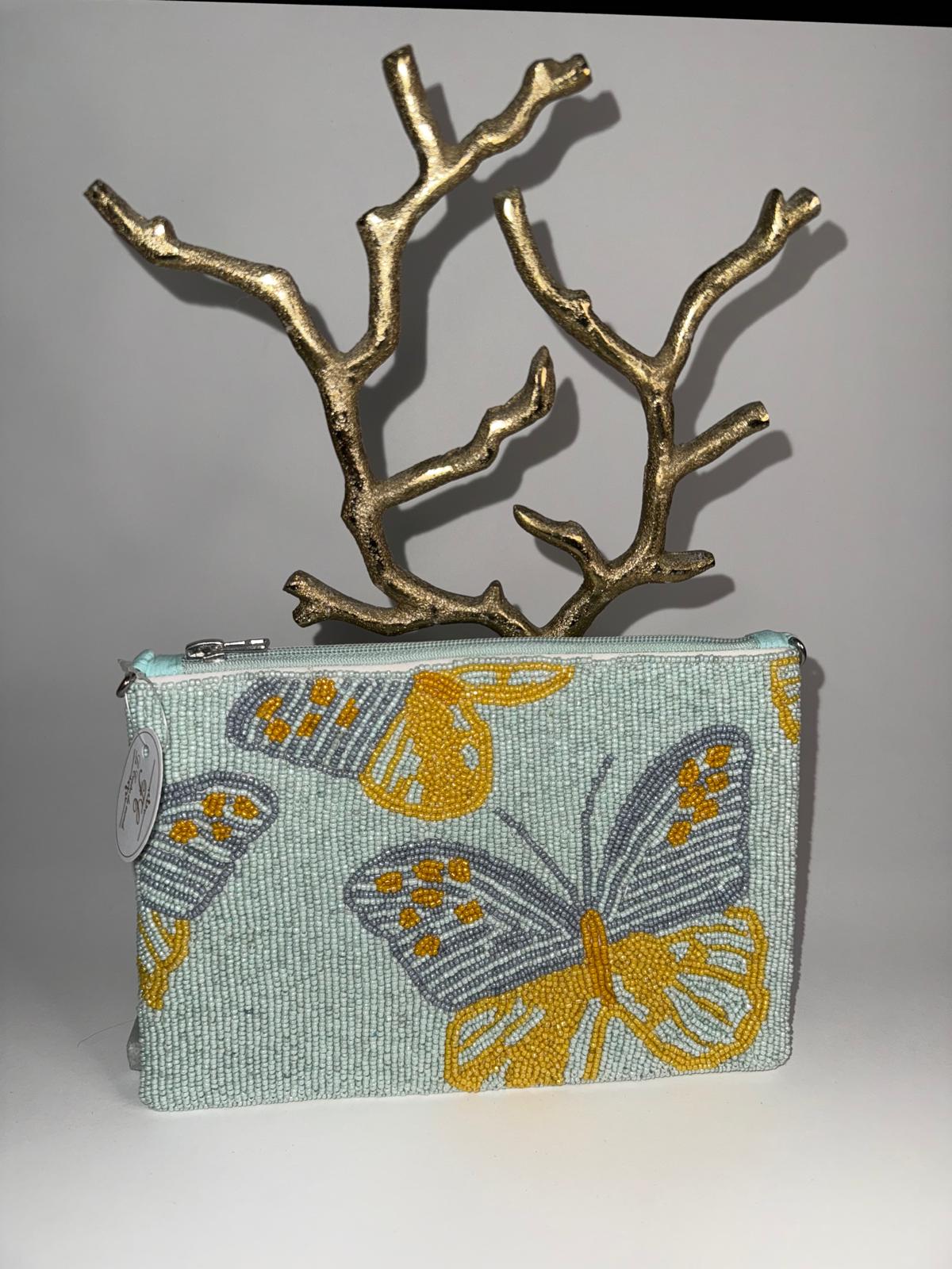 Clutch en canutillos en variados diseños. "Cross-body" o de mano para llevar lo necesario.