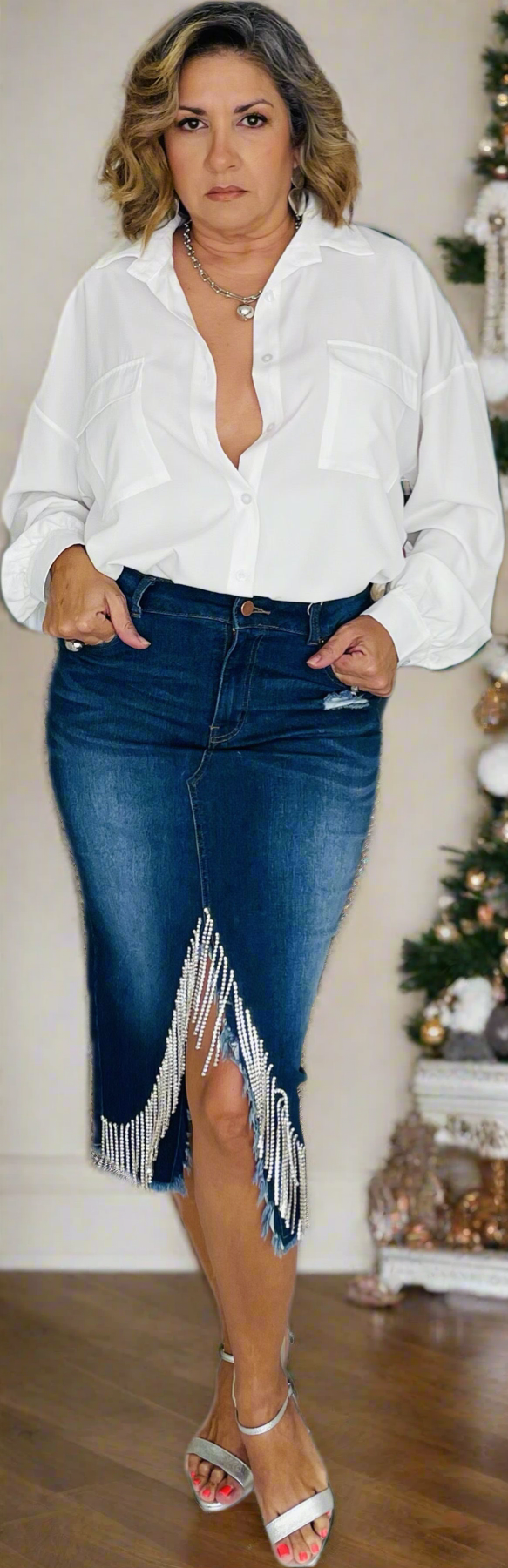Falda de mahón estilo lápiz, stretch, con flecos en rhinestones. ¡No hay más que decir!