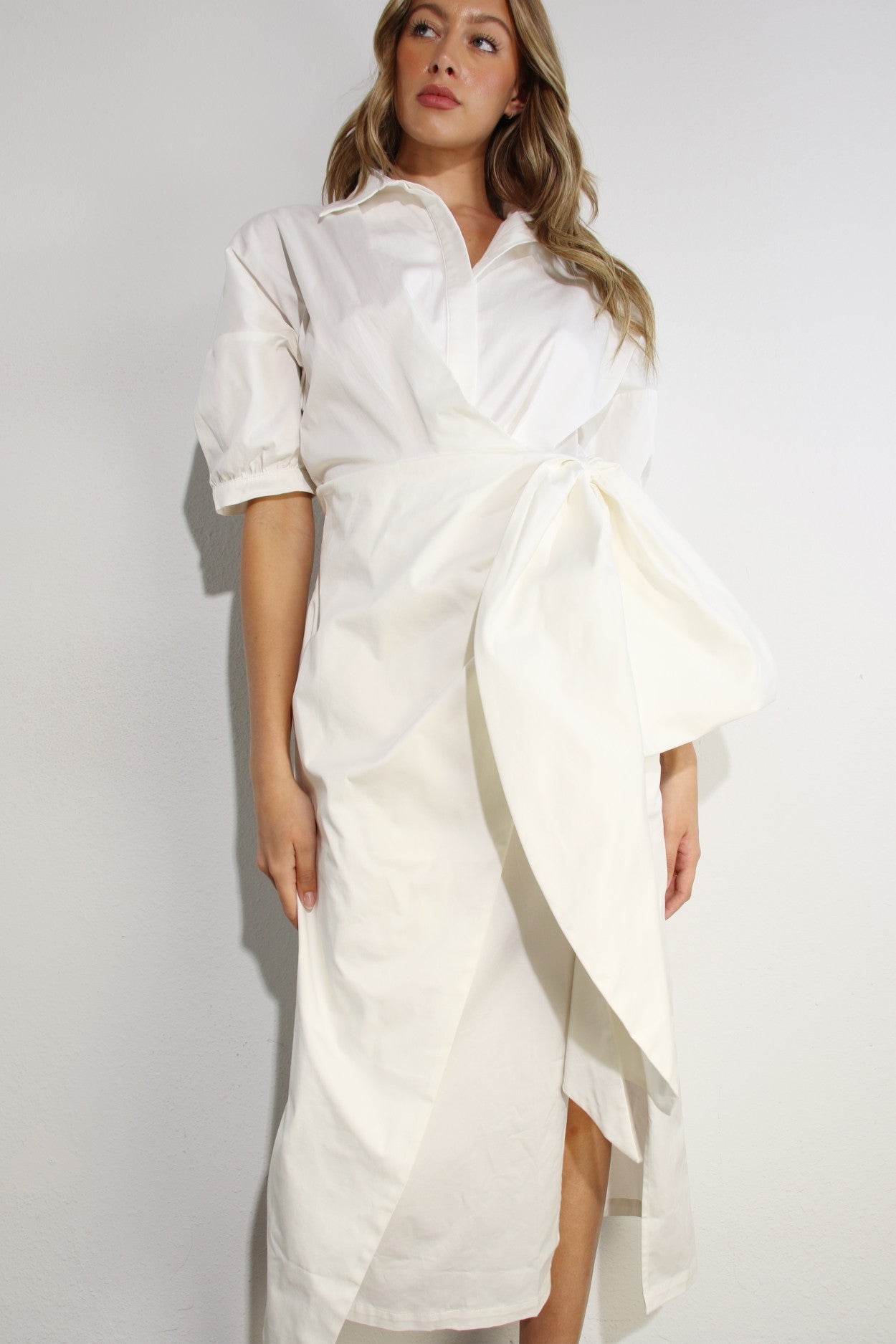 Traje wow Factor, con lazo grande y abertura para llevar a otro nivel su femeneidad.