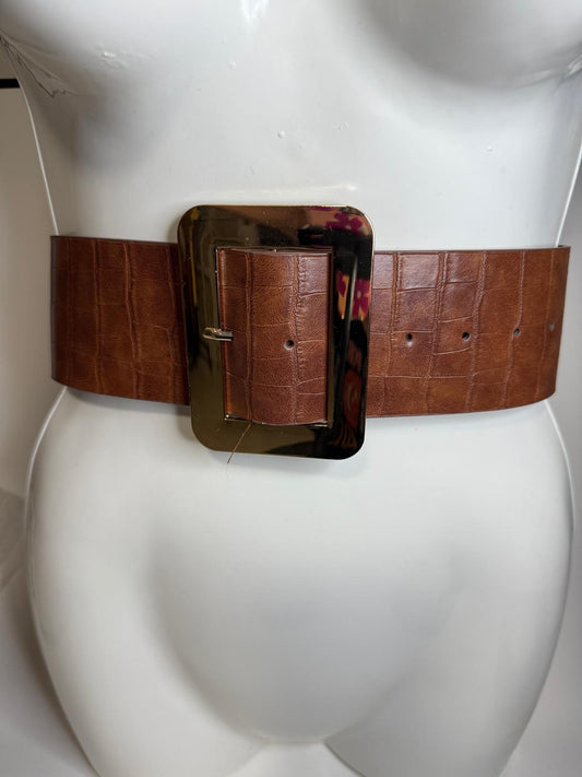 Correa ancha el imitando piel de cocodrilo. Un accesorio que resalta cualquier "outfit".