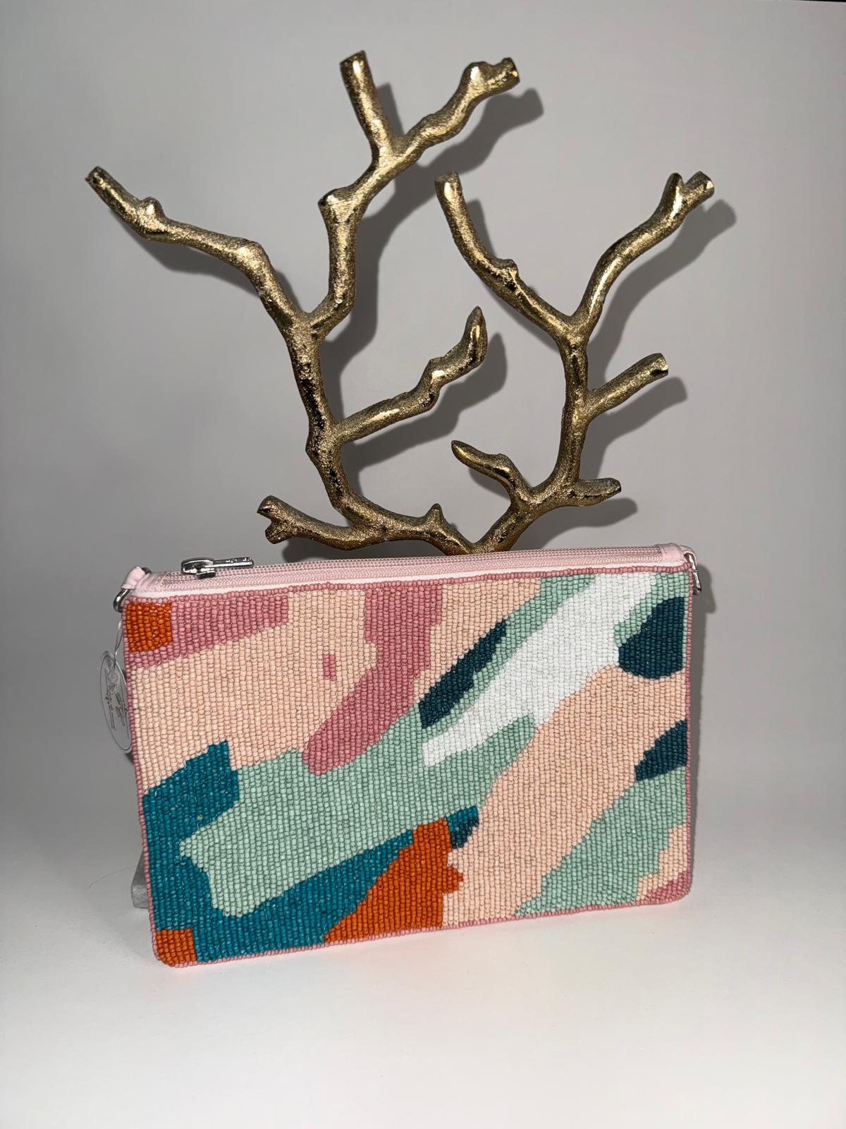 Clutch en canutillos en variados diseños. "Cross-body" o de mano para llevar lo necesario.