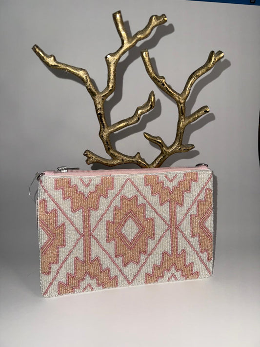 Clutch en canutillos en variados diseños. "Cross-body" o de mano para llevar lo necesario.