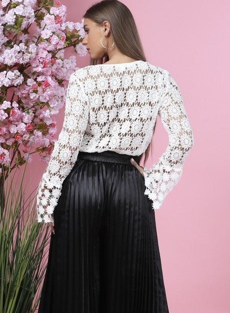 Crochet Blouse. A very trending piece with a relax and comfy convenience.