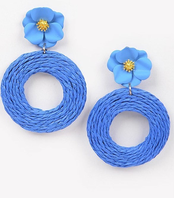Raffia with flower earring for a tropical look.