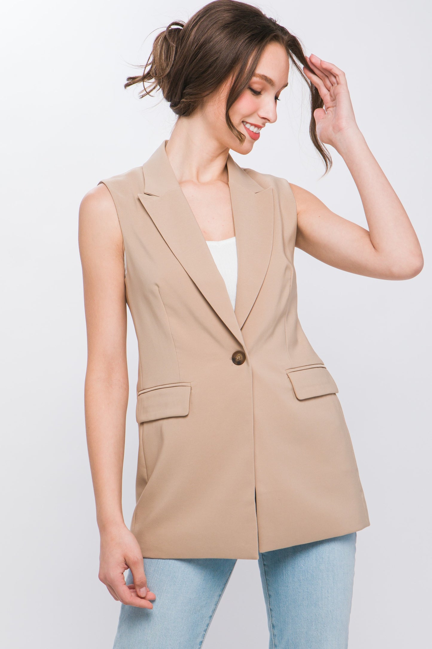 Long sleeveless vest for endless combinations.