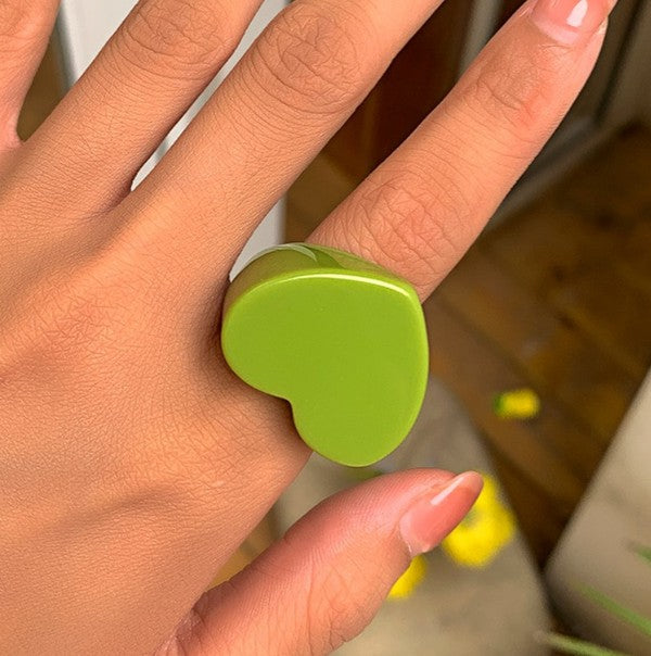 Sortija en acrílico en forma de corazón.