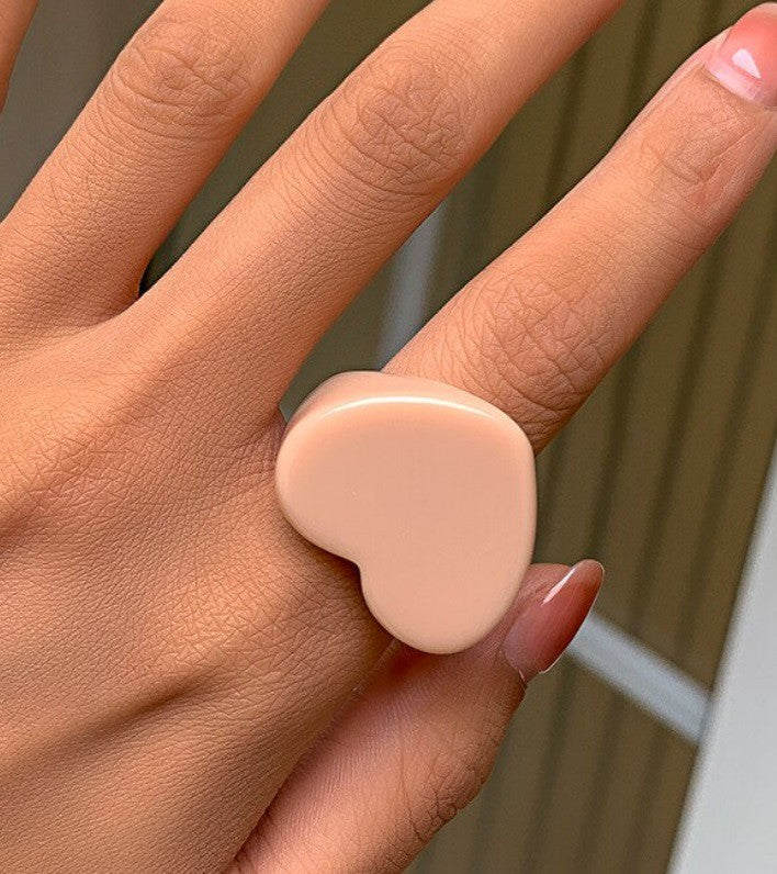 Sortija en acrílico en forma de corazón.