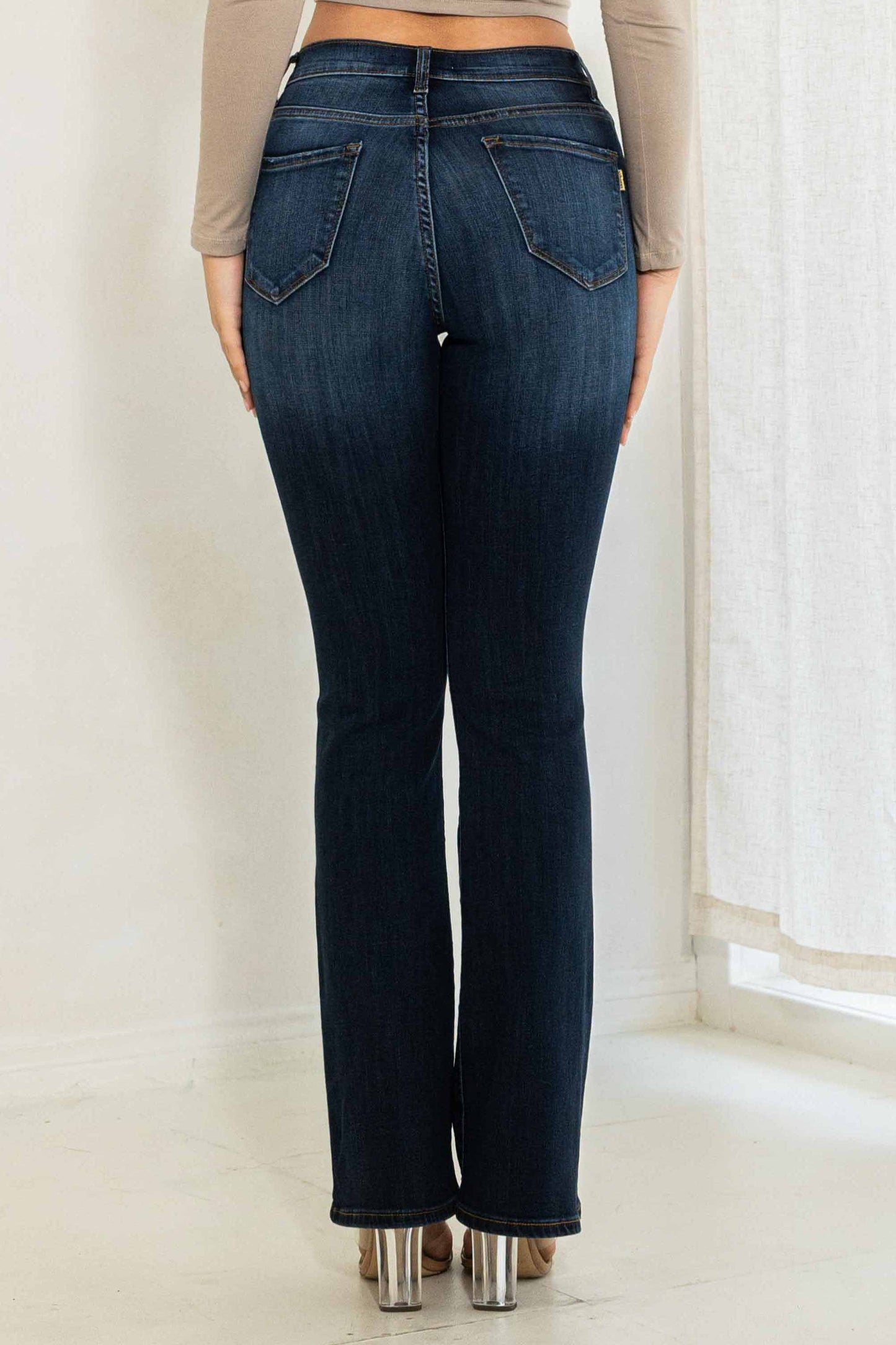 Mahón estilo "boot cut", stretch para un entalle sexy.