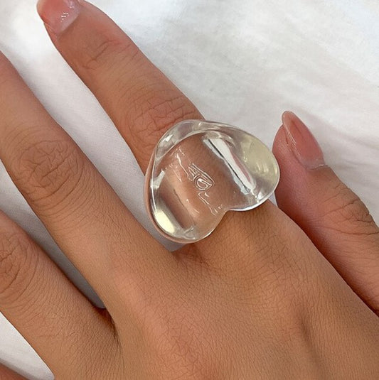 Sortija en acrílico en forma de corazón.