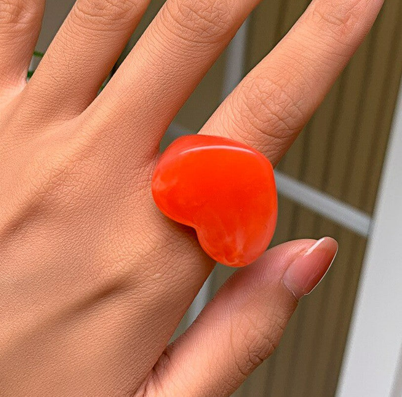 Sortija en acrílico en forma de corazón.