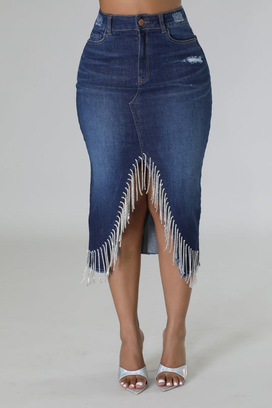 Falda de mahón estilo lápiz, stretch, con flecos en rhinestones. ¡No hay más que decir!