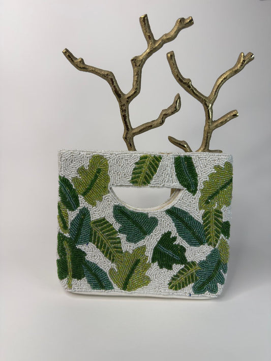 Clutch con canutillos en diseño de hojas verdes.