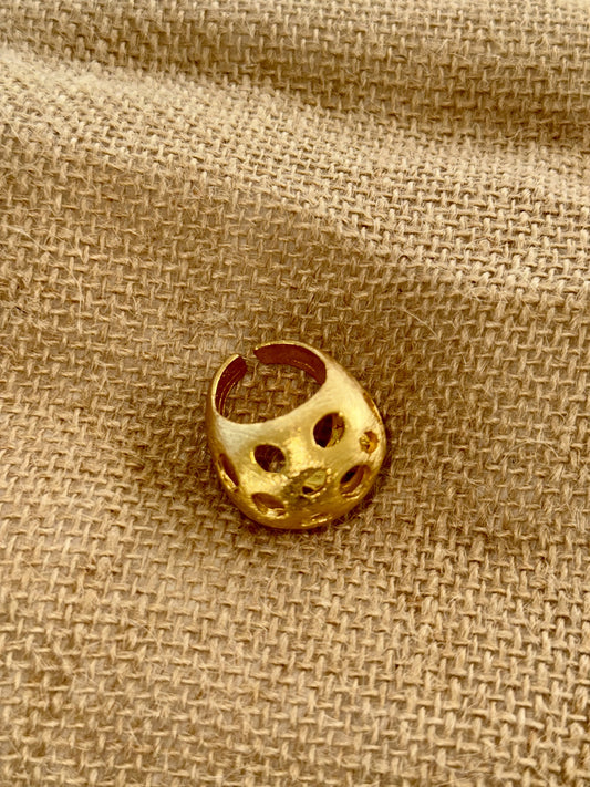 Adjustable round holes ring, gold metal.