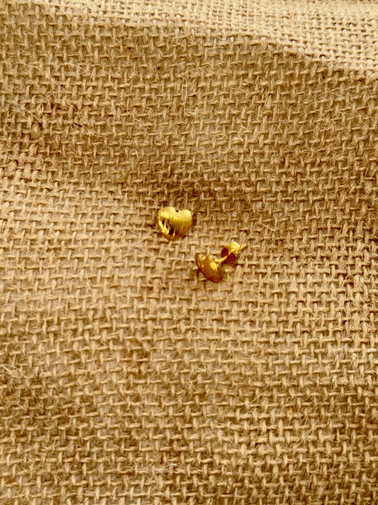 Heart shape stud earrings metal gold.