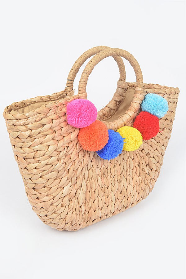 "Tote bag" con pompones. Construcción en paja para un estilo mas tropical.