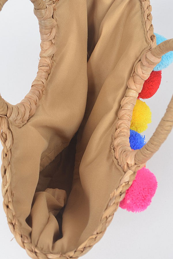 "Tote bag" con pompones. Construcción en paja para un estilo mas tropical.