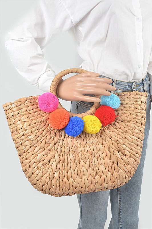 "Tote bag" con pompones. Construcción en paja para un estilo mas tropical.