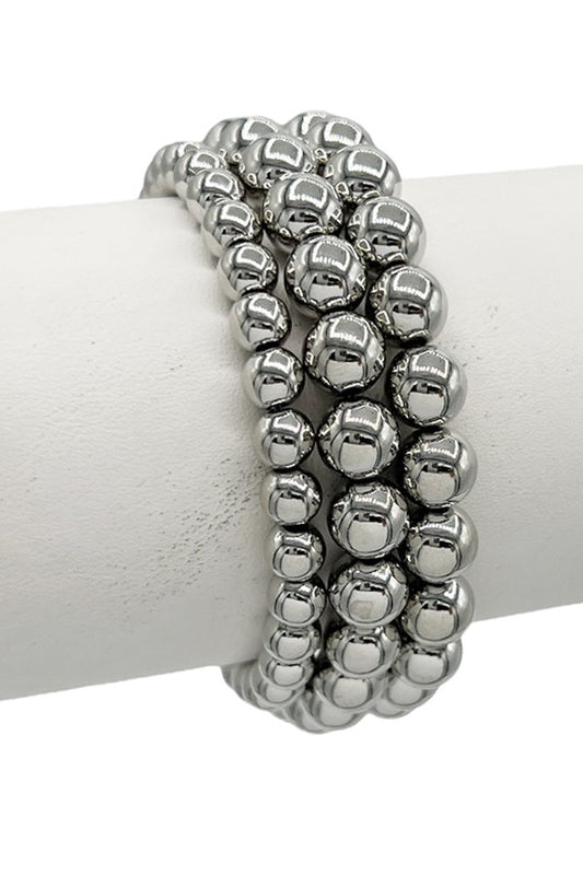 Three elastic strings spheres bracelet to add a fun detail.