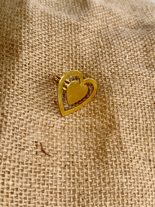 Hearts shape adjustable gold metal ring.
