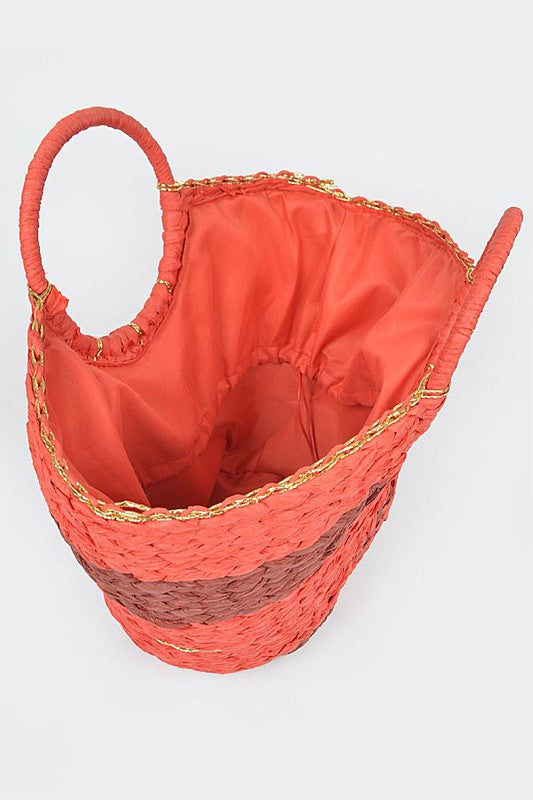 "Tote Bag" en paja con toques dorados para añadir "glam". Cierra con amarre para mayor seguridad.