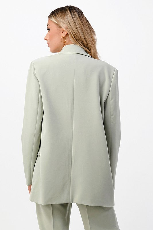Versatile blazer, use it with trousers, as a cover or with jeans. Endless looks.