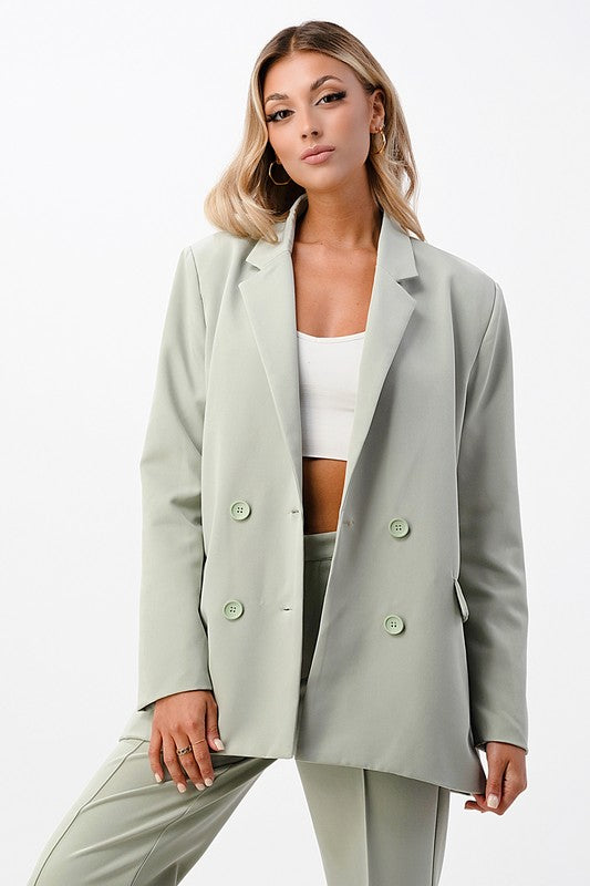 Versatile blazer, use it with trousers, as a cover or with jeans. Endless looks.