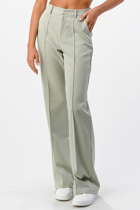 Pantalón de vestir boot cut con filo y entalle perfecto.