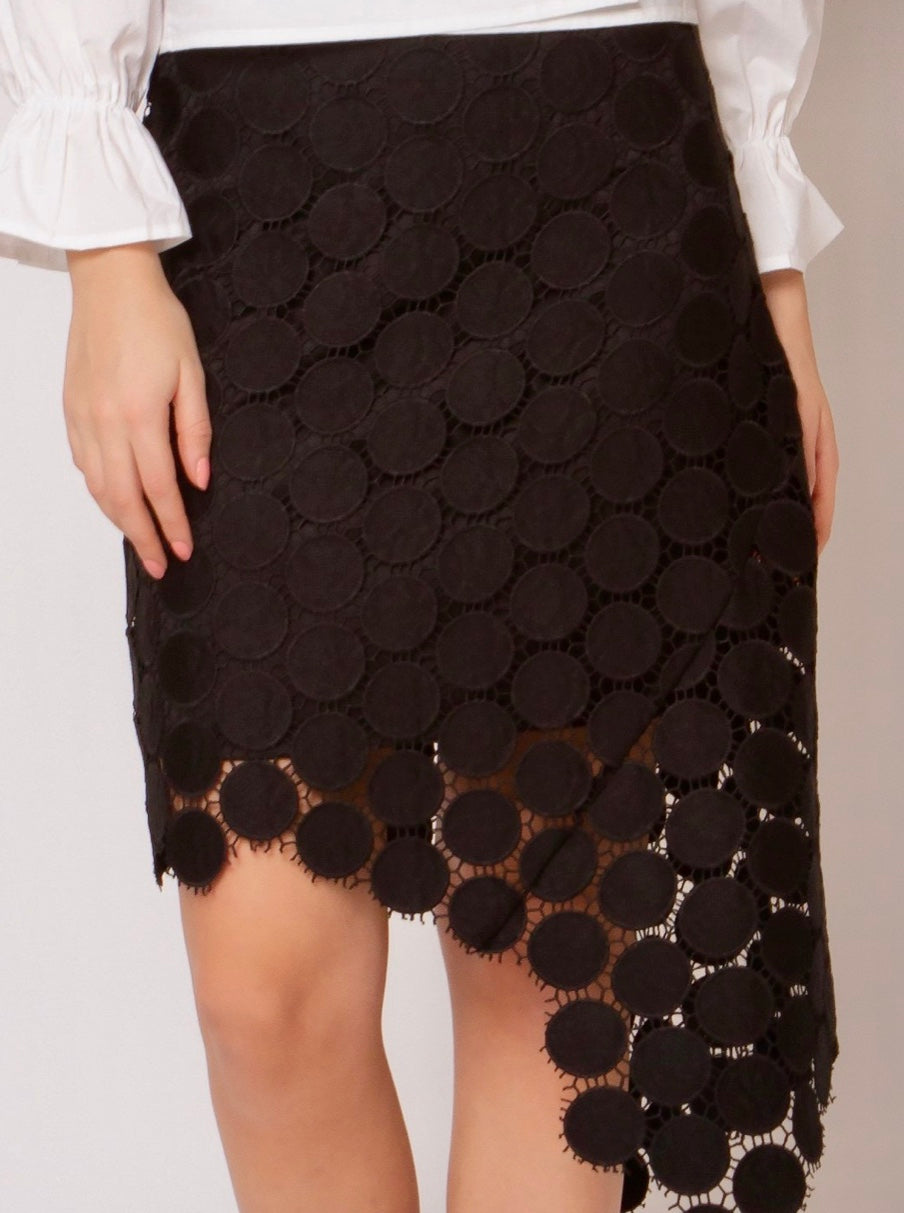 Falda asimétrica en encaje de eyelets, la pieza mas elegante que jamás tendrás.