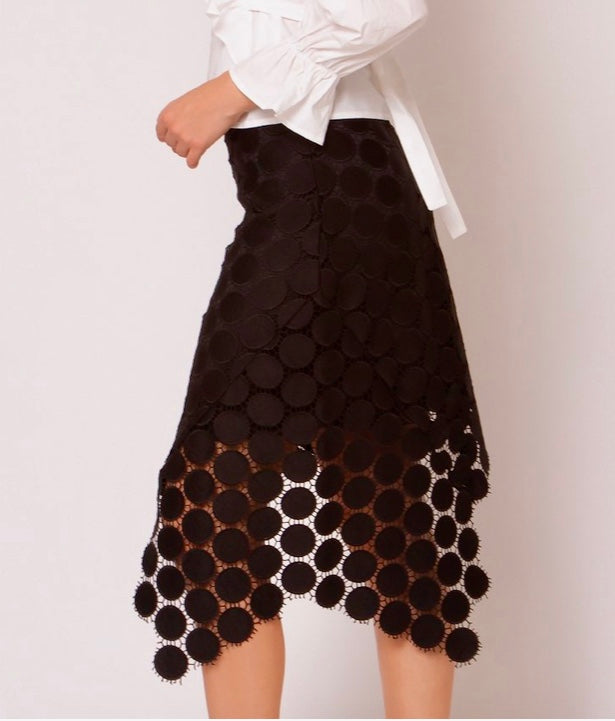 Falda asimétrica en encaje de eyelets, la pieza mas elegante que jamás tendrás.