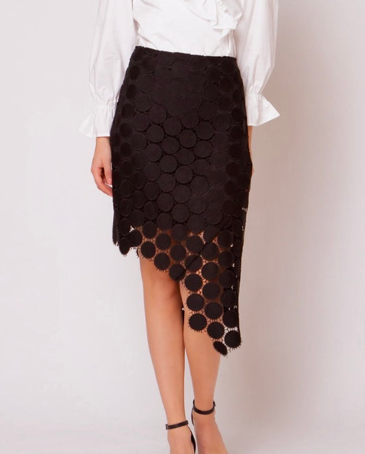 Falda asimétrica en encaje de eyelets, la pieza mas elegante que jamás tendrás.
