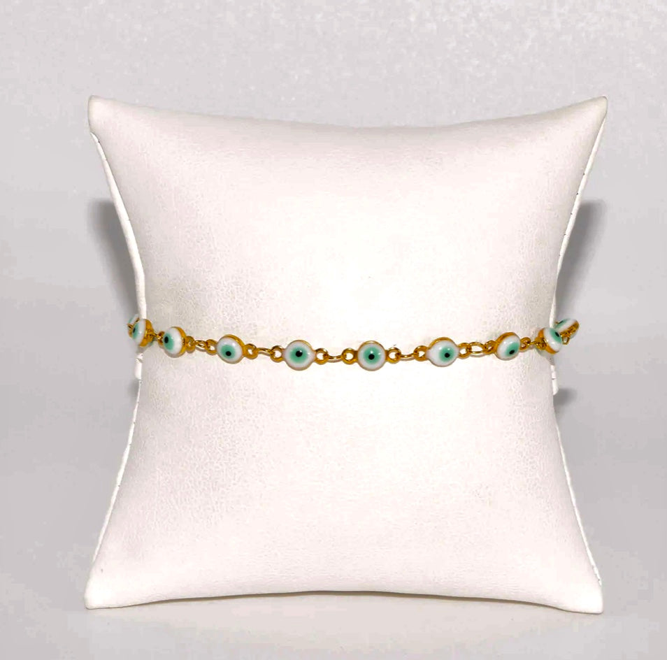 Evil eye bracelet. Details for a casual look.