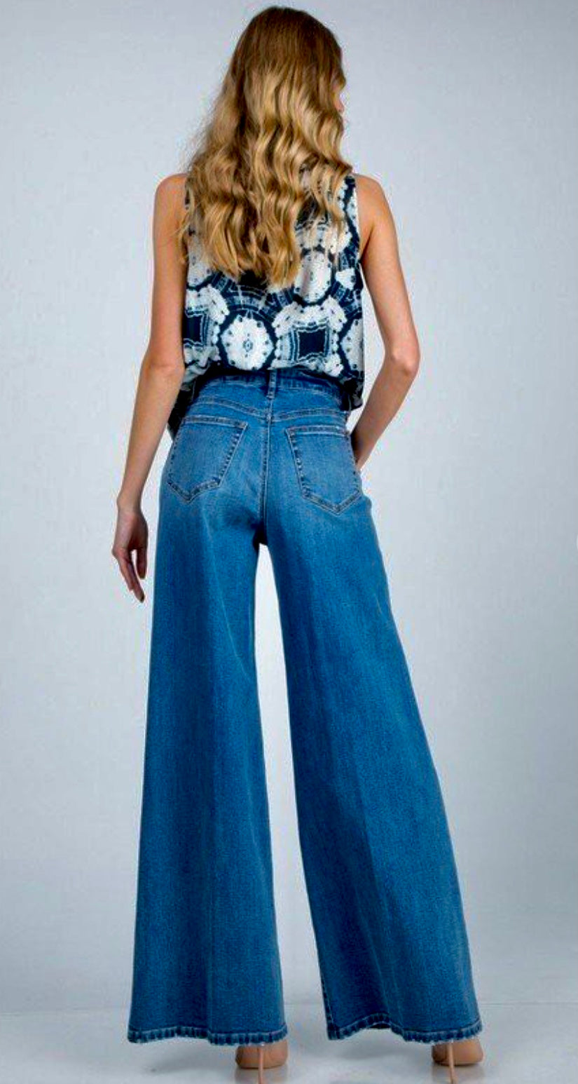 Wide leg jean for that trending look you want.