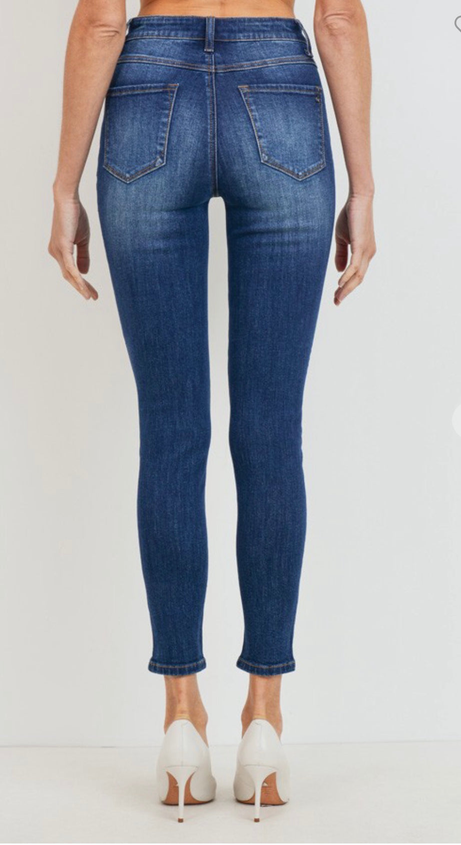 Ragged, skinny jean excellent fit for a casual look.
