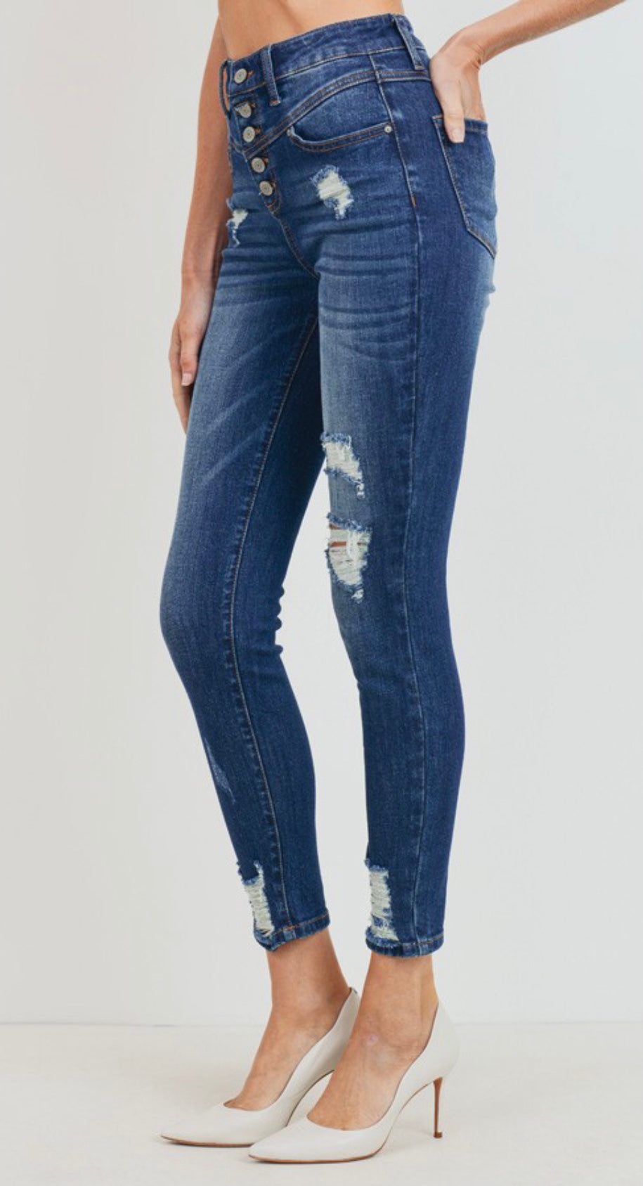 Ragged, skinny jean excellent fit for a casual look.