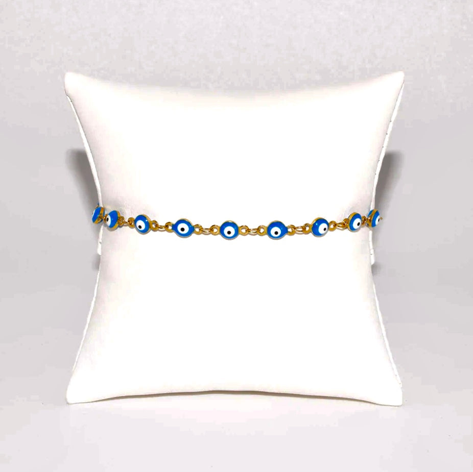 Evil eye bracelet. Details for a casual look.