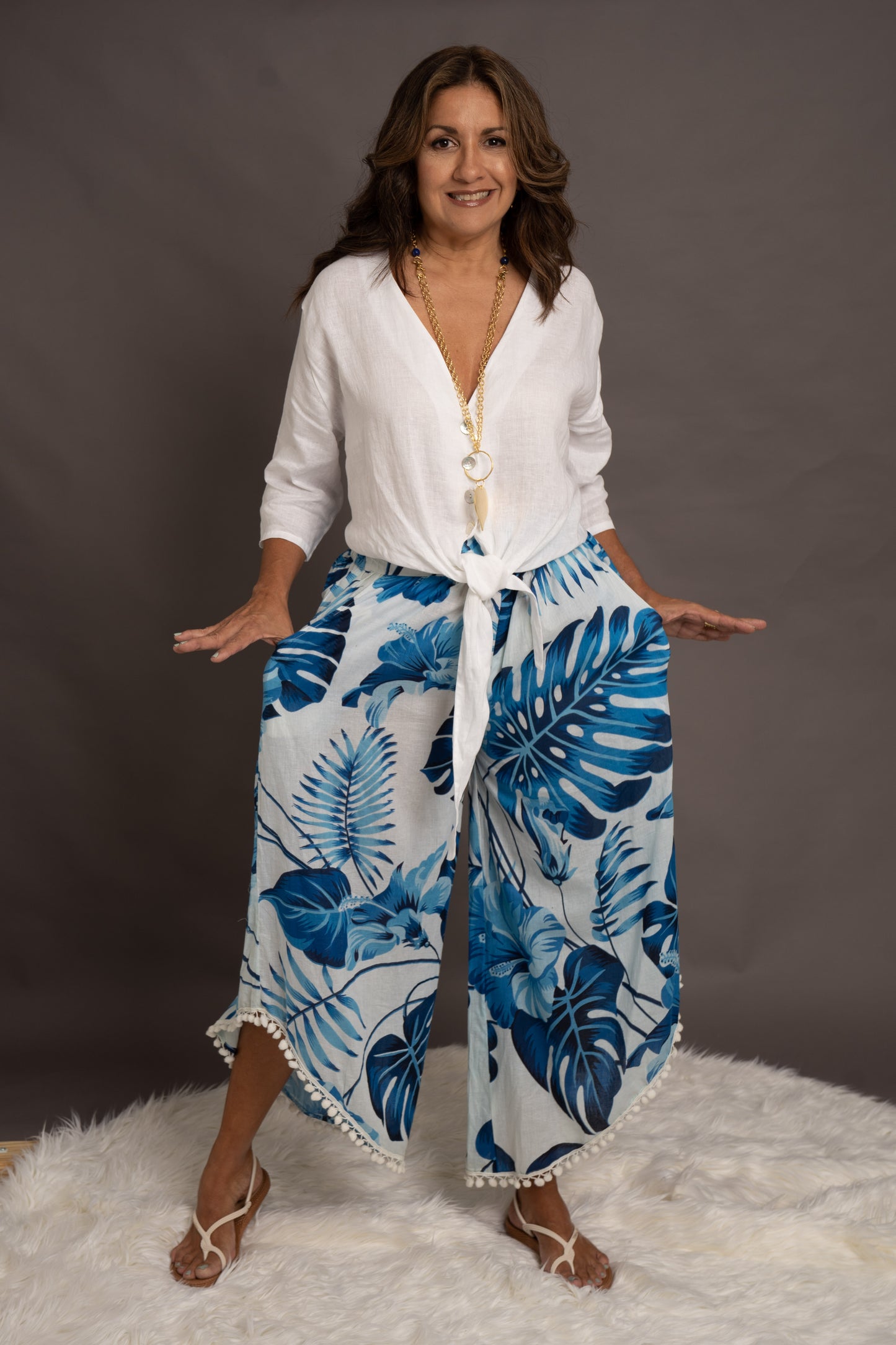 Pantalón Azul Tropical Pants que te lleva de la playa al brunch sin esfuerzo.