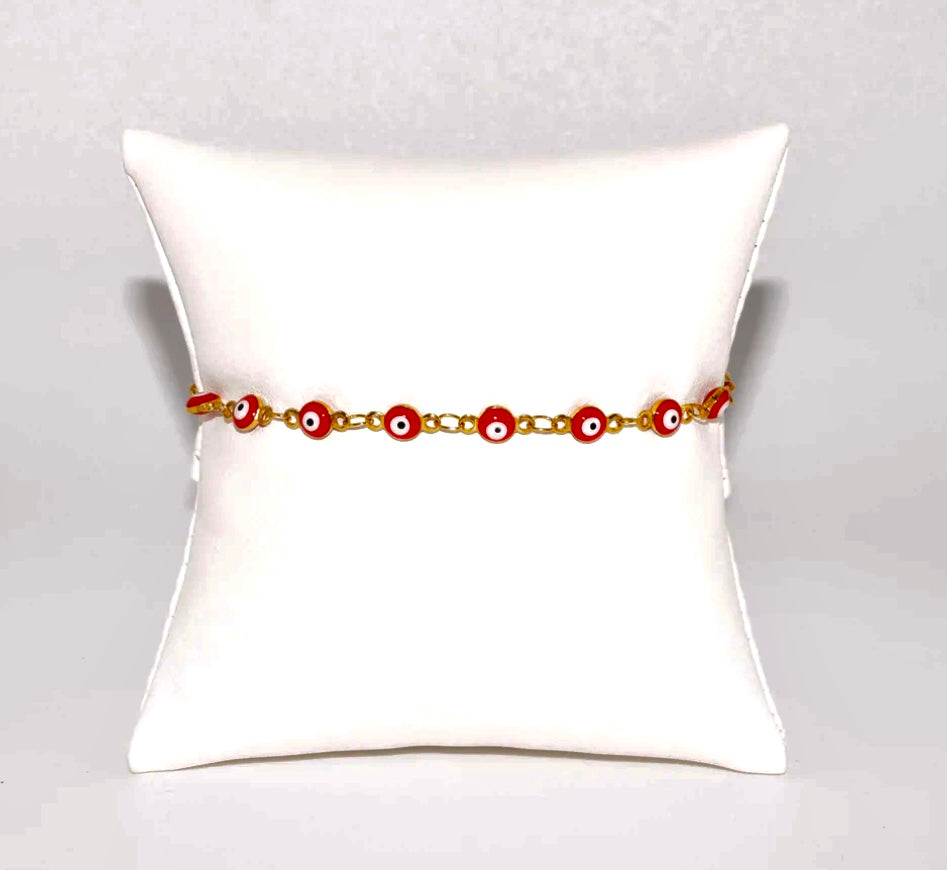 Evil eye bracelet. Details for a casual look.
