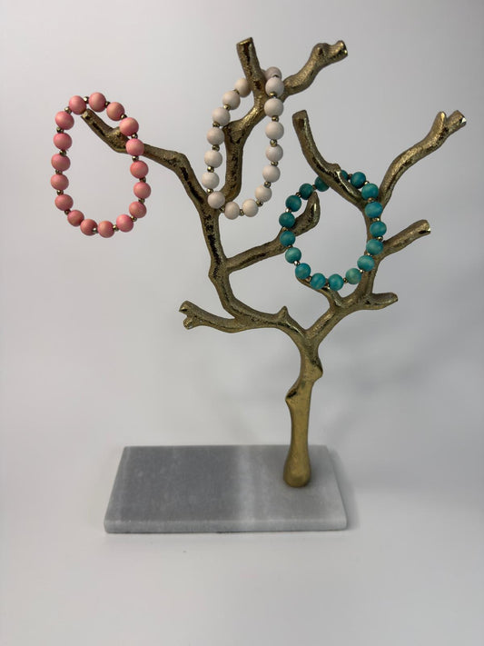 Pulseras de esferas en madera.
