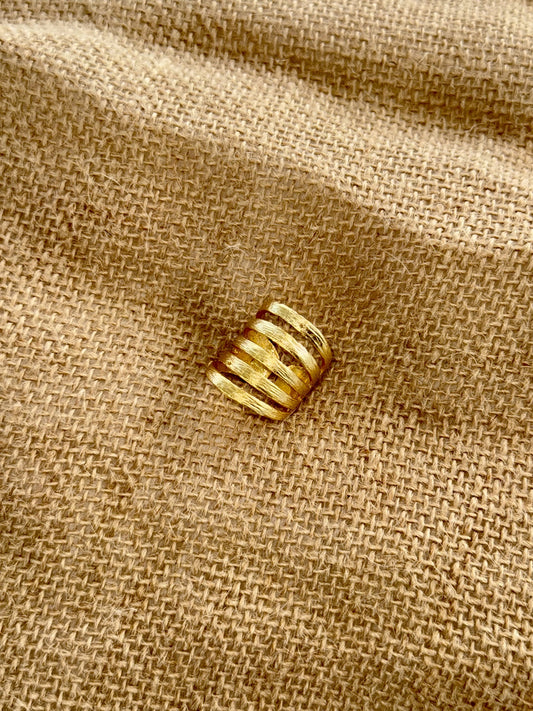 Stripes metal gold adjustable ring.